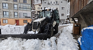 Trabzon Büyükşehir Belediyesi Ekipleri Karla Mücadeleyi Sürdürüyor