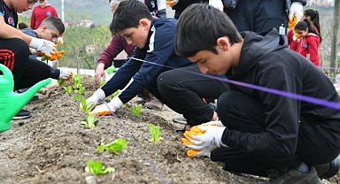 Akyazı'da Çocuklar Toprakla Buluştu: Tarım Seferberliği Başladı!