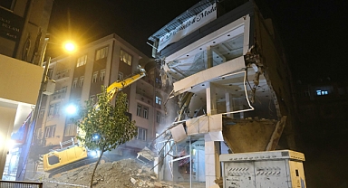 Giresun'da Çökme Tehlikesi Olan 4 Katlı Bina Kontrollü Şekilde Yıkıldı