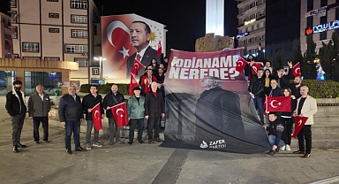 Rize Meydanı'nda Ümit Özdağ İçin Dayanışma: 'Bayrağa Sevdamız Engel Tanımaz!