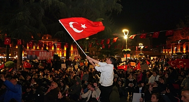 Trabzon 'Hak, Hukuk, Adalet' Sloganlarıyla Ekrem İmamoğlu'na Destek Nöbetinde!