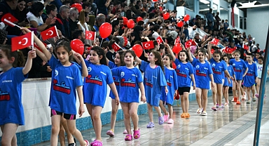 Ortahisar'da 23 Nisan Coşkusu Yüzme Şenliği'ne Taşındı