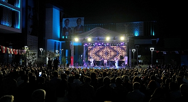 Ortahisar'da Volkan Konak Rüzgarı: Sunay Akın ve Selim Bölükbaşı Binlerce Kişiyle Buluştu