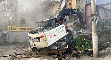 Giresun'da Metruk Binaların Yıkımı Sürüyor