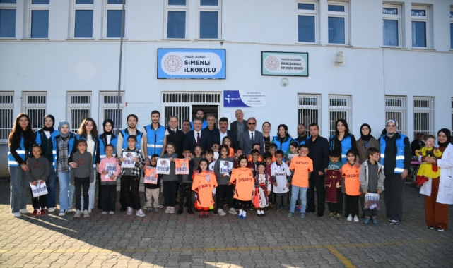 Trabzon Büyükşehir Belediyesi Şalpazarı'nda Öğrencilere Kırtasiye ve Forma Hediye Etti