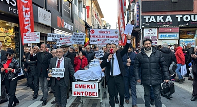 Saadet Partisi Ortahisar'dan Emekli Maaş Zammına Sedyeli Protesto