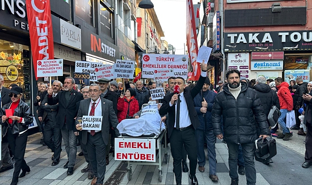 Saadet Partisi Ortahisar'dan Emekli Maaş Zammına Sedyeli Protesto