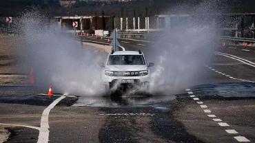 Trafik Polislerine Zorlu Parkurlarda Sürüş Eğitimi
