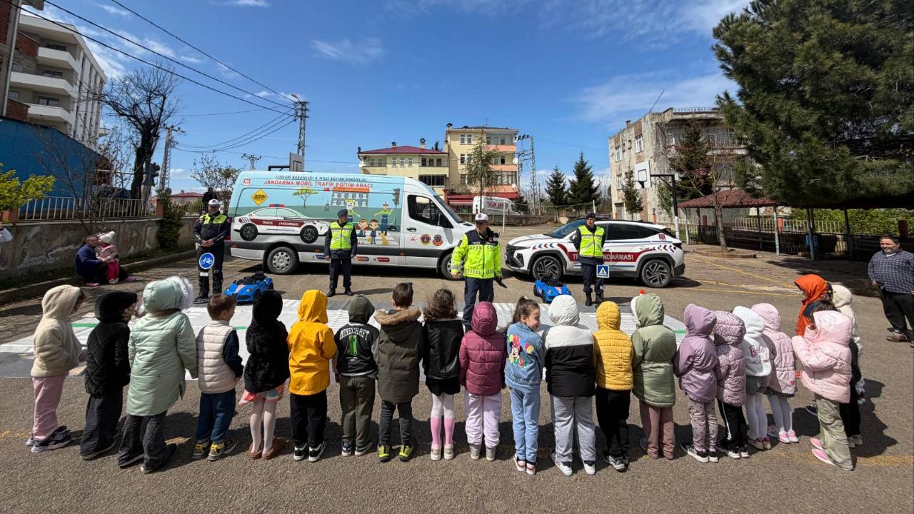 Jandarmadan Trabzon'da Minik Öğrencilere Trafik Eğitimi