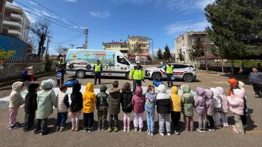 Jandarmadan Trabzon'da Minik Öğrencilere Trafik Eğitimi