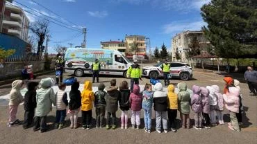 Jandarmadan Trabzon'da Minik Öğrencilere Trafik Eğitimi