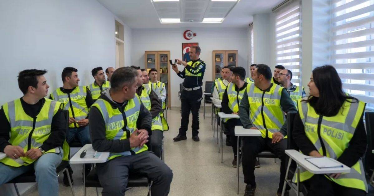 Trafik Polislerine Zorlu Parkurlarda Sürüş Eğitimi